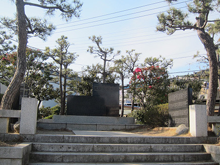 一段高い位置に「区画整理之碑」がある。