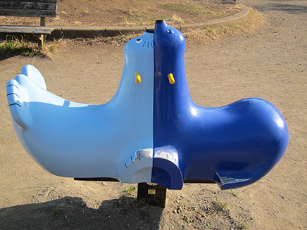 2人で向き合ってアシカにまたがる遊具。
3~6歳の幼児には必ず大人が付き添って遊ばせよう。