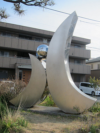 「行徳中央公園」の正面出入り口側にあるオブジェ。
公園に駐車場はないので、歩きか自転車がおすすめ。