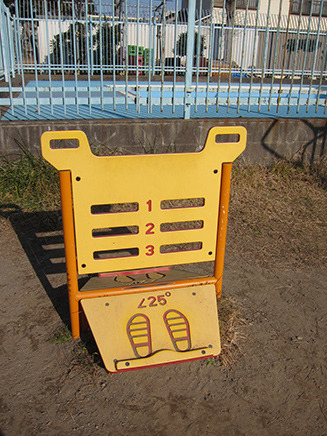 「あしのびボード」。足のマークに合わせてまっすぐに立つことで、
アキレス腱からふくらはぎの周りの筋肉を伸ばすことができる。