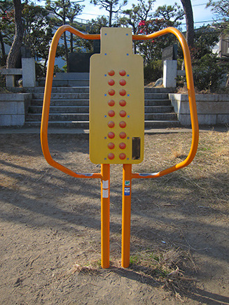 「せのばしボード」。反ったパネルに合わせて上体を反らすことで、
肩、背中、腰周りのストレッチに役立つ。
赤い球体に体を押し付けるとツボ押しもできる。
姿勢改善、腰痛予防にも効果的!