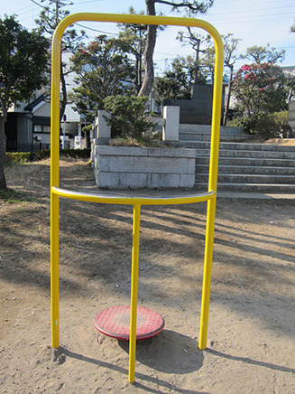 「ゆらゆら」。揺れるステップの上でバランスを取りながら脚や腰の調整力を養える。