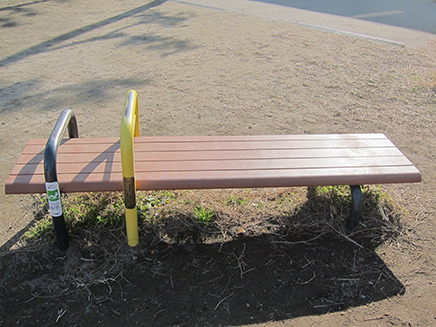 「腹筋ベンチ」。つま先をパイプの下に入れて腹筋運動をすることで、
腹部の筋力アップに役立つ。必ず膝を曲げて行うのがポイント。