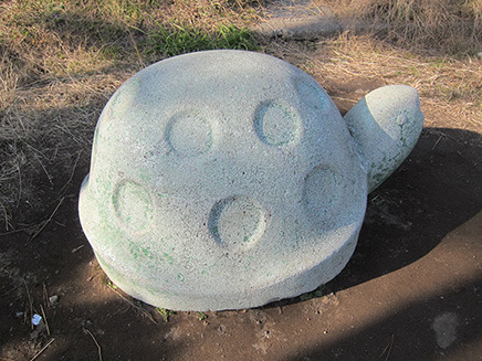 子ども用カメのベンチ?