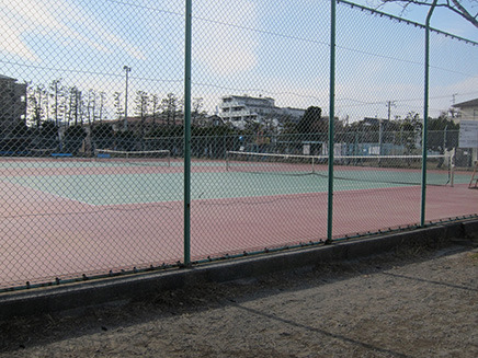 テニスコートも完備。