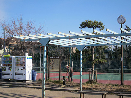 手入れが行き届いたテニスコート。自動販売機もある。