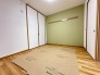 続き間の和室は、くつろぎ空間として、来客時は客間にもなります！
畳の上でゴロゴロするのも良いですよ～！？
