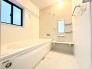 浴室換気乾燥暖房機能付きの浴室は、雨の日でも乾燥機能で洗濯物をカラっと乾かせます。自動湯はりや追い焚き機能を備えたオートバスで一日の疲れを癒していただけます。
