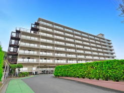新船橋駅から徒歩11分の利便性高い立地にあるマンションです。