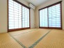 続き間の和室は、くつろぎ空間として、来客時は客間にもなります！
畳の上でゴロゴロするのも良いですよ～！
