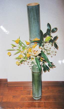 竹筒に花をあしらった和風のアレンジメント。