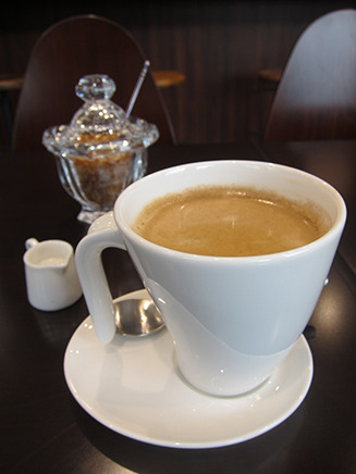 オシャレなカップ＆ソーサーで提供される「ブレンドコーヒー」400円。