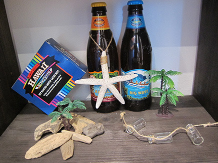 ハワイの定番ビール、ビックウェーブ・ゴールデンエールと
ロングボード・アイランドラガーの瓶を置いて海辺のカフェをイメージ。