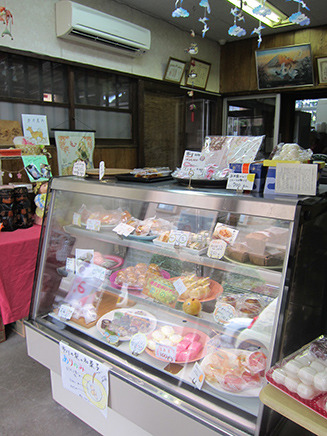 ショーケースの中には、種類豊富な和菓子が並ぶ。