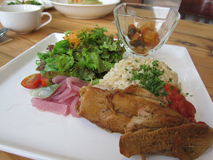 ランチの「季節野菜とポットロースト」(豆乳野菜スープと玄米ライス付)1000円。