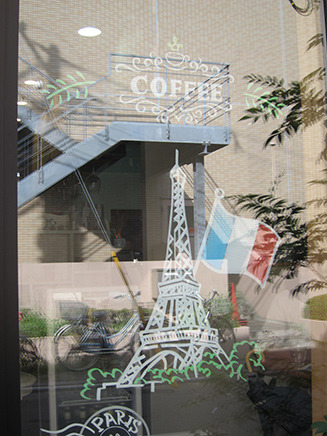 ガラスにはパリのエッフェル塔のイラストが。。。