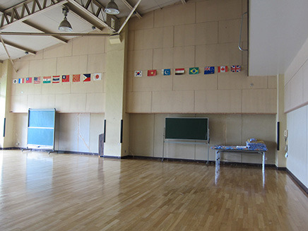 体育室。広さは縦25m、横15m、高さ5～7m。