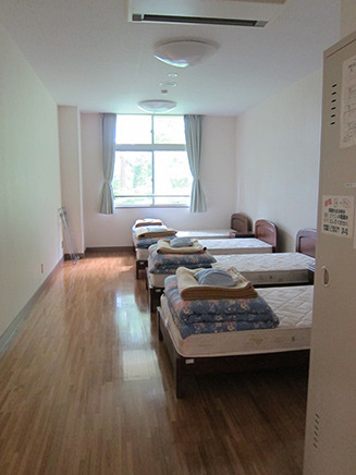 2階の宿泊室。グループ・家族用、バリアフリー対応型(4人部屋・5室)。