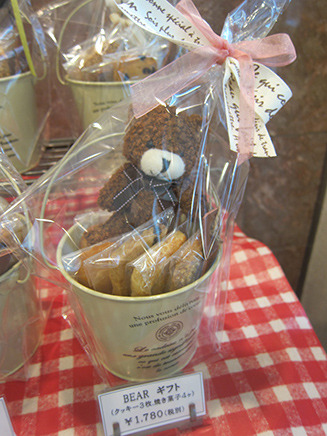 クマのプチ・ぬいぐるみが付いた「BEARギフト」
(クッキー3枚+焼き菓子4個)1780円。