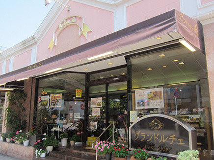 ピンク色の外観が目を引くケーキ屋さん。
北口の京成本線京成八幡駅の先には「グランドルチェ 八幡本店」もある。