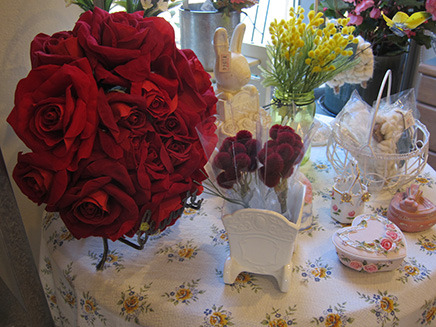 バラの季節にはバラをモチーフにした商品を取り揃えている。
