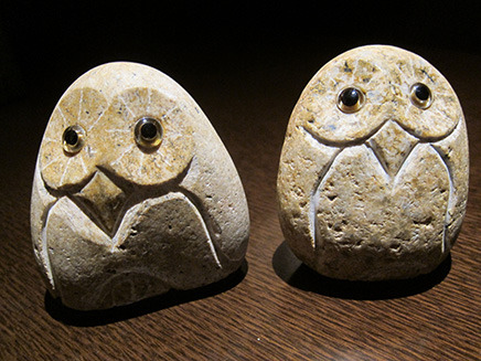 石の大きさや形を活かして造られたものなので、フクロウの表情も、ひとつひとつ異なる。
これも石材屋さんにオーダーしたものなのだとか。