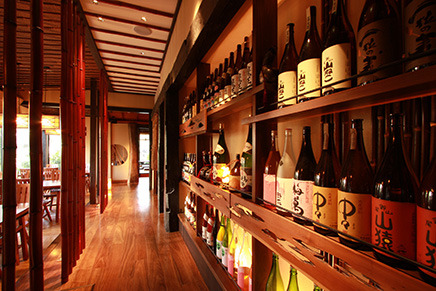 入口を入ると長い廊下が。
右側には日本酒や本格焼酎などが並ぶ。
他店では、なかなか味わえないような銘柄も。