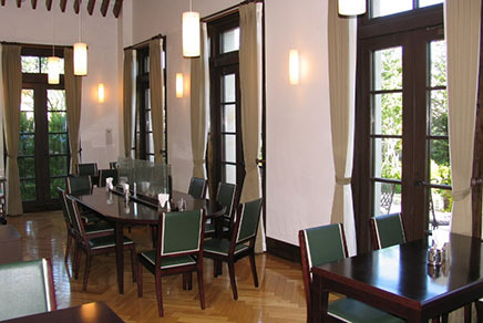 「カフェレストラン白馬亭」の内観。
 天井が高く開放感がある。