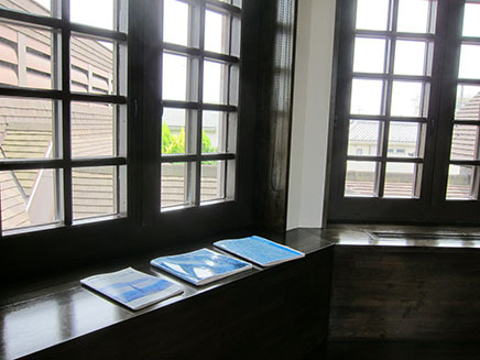 休憩室には東山魁夷画伯に関する本が置かれ、自由に閲覧することができる。