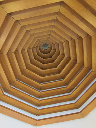 休憩室の天井はまるでクモの巣のように、緻密な設計が施されている。