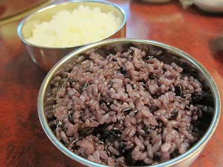火曜～金曜日までは、ご飯は白米か日替わり雑穀米のどちらかを選ぶことができる
（土曜・日曜は白米のみ）。