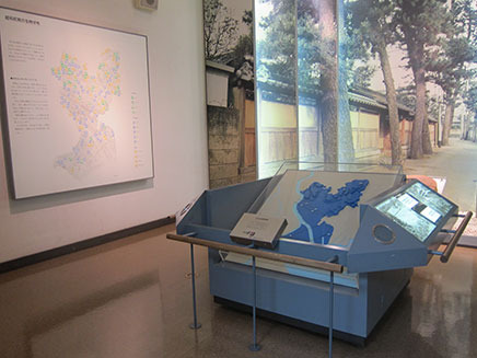 「常設展示室」の『市川のおいたち』のコーナー。
市川市の木“クロマツ”のことにもふれている。
ボタンを押すと音声解説がながれる。