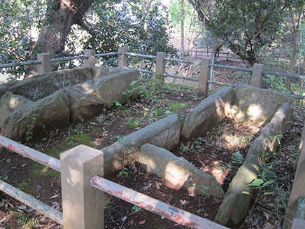 豪族の墓と推定される「明戸古墳石棺」。
この地方に箱型石棺があるのは珍しいといわれている。