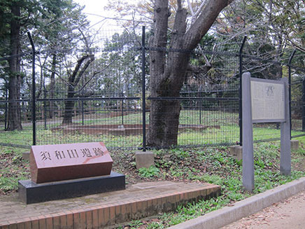 公園の中ほどにある「須和田遺跡」。
以前は須和田遺跡を記念して、弥生時代の竪穴式住居が復元されていたが、不審火により全焼。
今はその片鱗が残るだけとなっているが、説明文があるので読むと当時の様子が分かる。