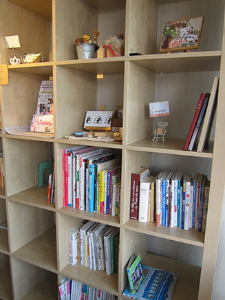 本棚には誰でも閲覧できるお料理関連の本やスポーツ、千葉の情報誌の他に、
店内で開催されるワークショップ情報が並ぶ。