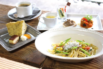 ランチの一例。
写真は3種類から選べるメインに、前菜とスープ付きで1200円。
＋300円でコーヒーとプチデザートが付く。