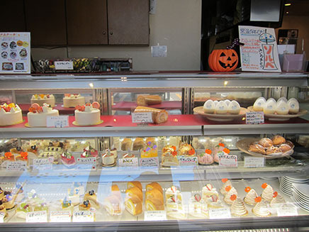 店頭にはケーキのショーケースがあり常時、約25種類のケーキが並ぶ。