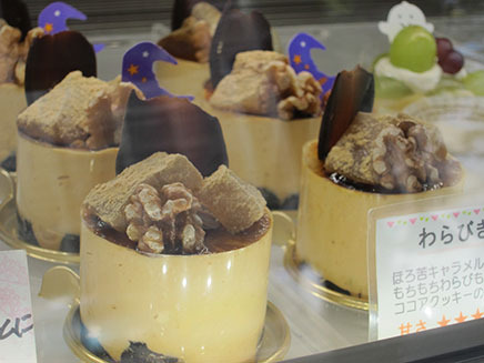 珍しい和と洋のコラボレーションケーキ
「わらびきゃらめる」420円は人気商品のひとつ。