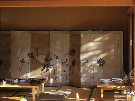 畳敷きの和室の店内には６羽の鶴が描かれた屏風がある。