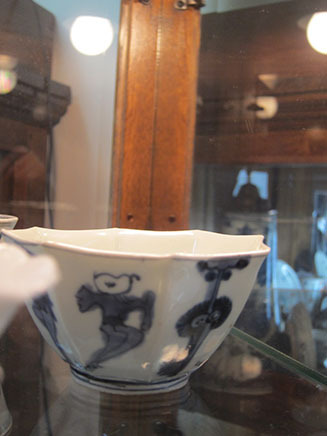 前の写真に書かれた八角碗が、同館にも展示されている。