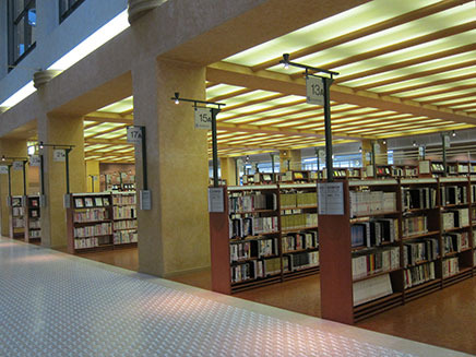 一般の図書館フロアは2つに分類されている。
手前が「ポピュラーライブラリー」で、
小説、趣味、ビジネス書など生活に密着したテーマごとに資料を収集し、15のコーナーを形成。
その奥が「レファレンスライブラリー」で、
各分野の専門書や調べ物の参考図書を収めている。