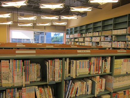 ほとんどの本は、子どもの手が届き易い高さの本棚に収められている。