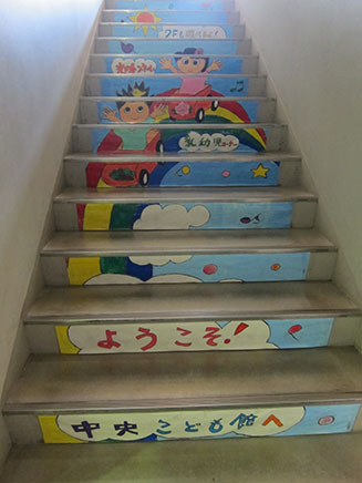 階段の1段1段に、子どもたちが描いた絵がある。