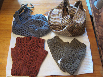 手編みの手袋、スヌード、ルームシューズは“yoshie”さんの作品。
