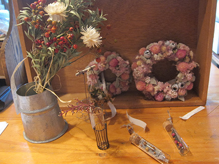 ドライフラワーで作る「クリスマスリース」や
試験管の中にドライフラワーや砂などを入れた「チャーム」を作るのは、
センスが良くおしゃれな蘇我にある花屋の“和の花　日々花”さん。