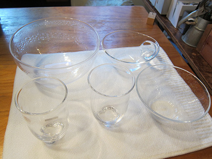 ガラス作家“長峯香菜”さん。
ガラスの器の一部に細かい気泡が混ざっていたり、
グラスを裏返して置くと、底が花の形になっていたり。。。
ガラスのやわらかさを表現した作品。