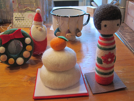 フェルト雑貨の“wool wool”さんの作品。
クリスマスリース、サンタさん、年が明けたら、鏡餅に置き換えて。
しずくの形の作品は、「ブックマーカー」。
