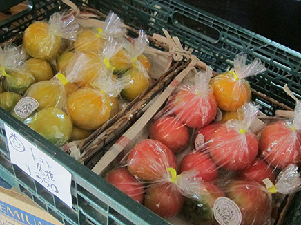 自家製農園で作る採れたての「トマト」。各種、1袋350円。