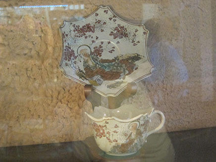 店内には、オーナーの麻生氏が収集した
珍しいコーヒーカップがディスプレイされている。