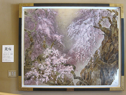 福島県三春町に咲く「瀧桜」を描いた、遠山悦子氏寄贈の絵画。
境内の桜を眺められない季節には、客殿にある絵画の「瀧桜」を愛でることができる。